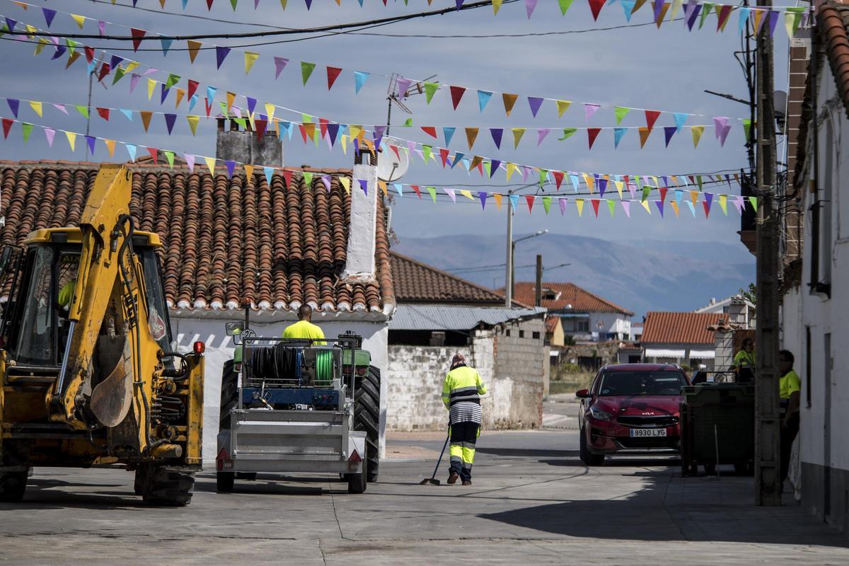 Empleados municipales trabajan en una calle de Saucedilla, en una imagen de archivo.