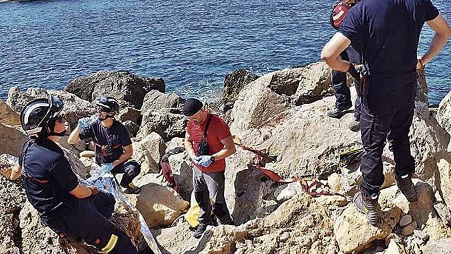 Los bomberos, durante el rescate del excursionista herido en Eivissa.