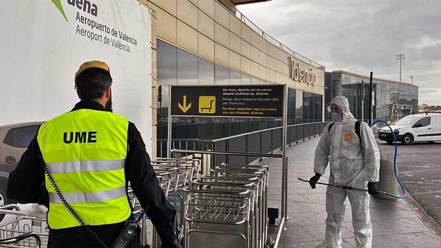 Miembros de la UME desinfectando el aeropuerto de València.