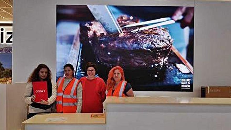 Erika (izquierda) y Carmen (derecha) posan en el estand de Ibiza con otras dos chicas.