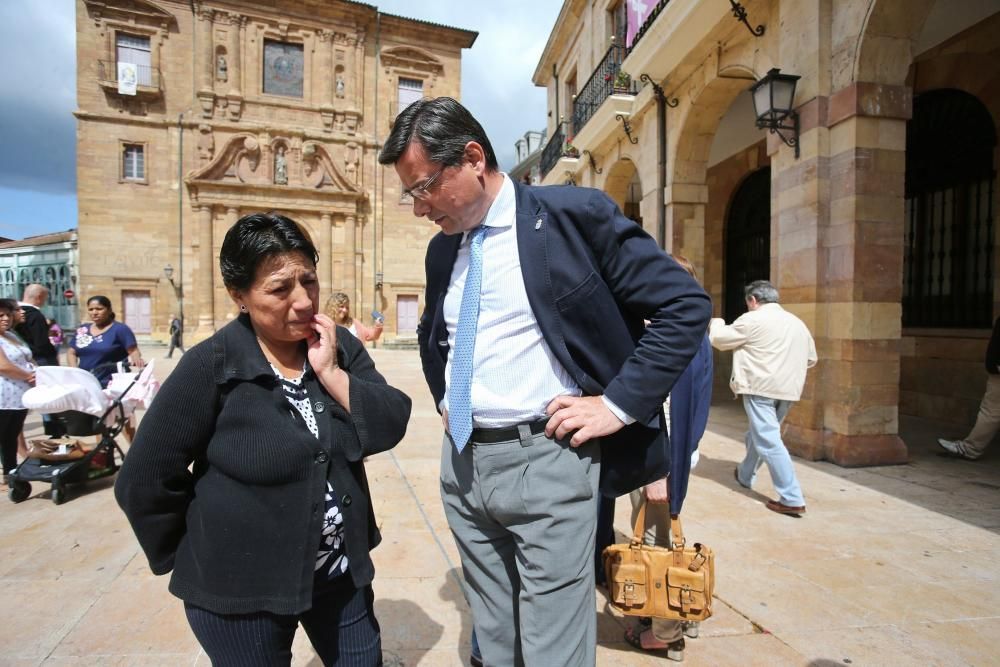 Minuto de silencio en la plaza del Ayuntamiento por el asesinato de la joven ovetense en Melilla