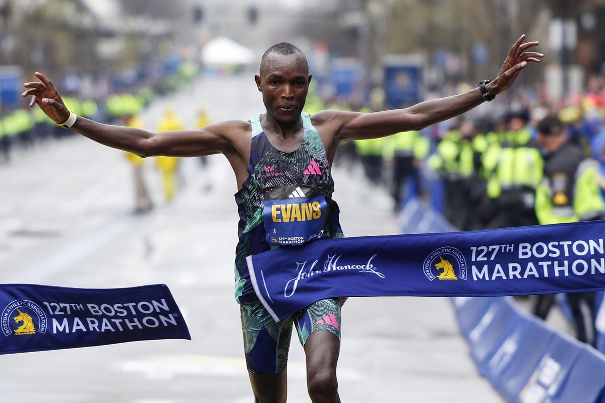 Boston (United States), 17/04/2023.- Evans Chebet of Kenya crosses the finish line to win the Men's Division of the 127th Boston Marathon in Boston, Massachusetts, USA, 17 April 2023. (Maratón, Kenia, Estados Unidos) EFE/EPA/CJ GUNTHER