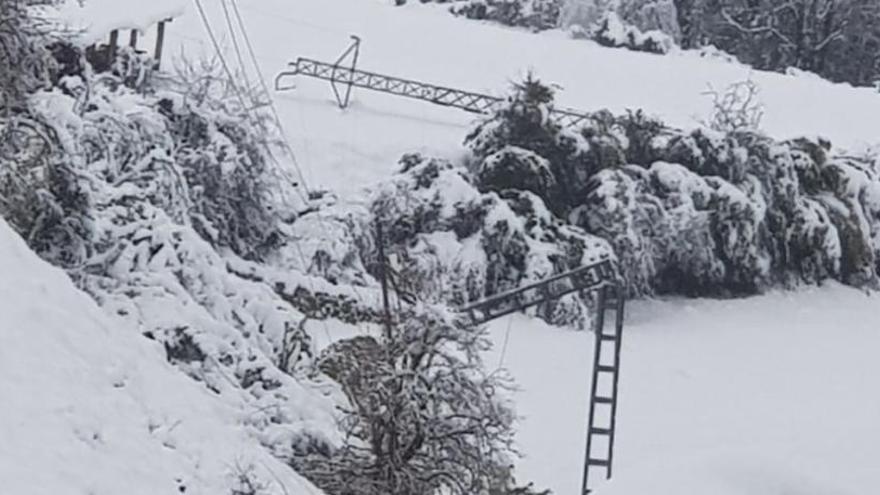 Torres elèctriques tombades a Gósol