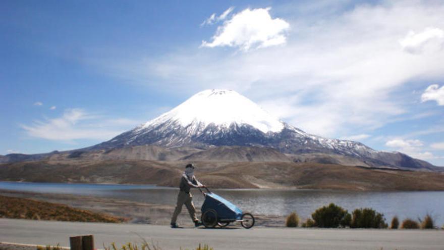 Nacho Dean dio la vuelta al mundo a pie, 33.000 kilómetros en solitario que recorrió en tres años por cuatro continentes para reivindicar la defensa de la naturaleza.