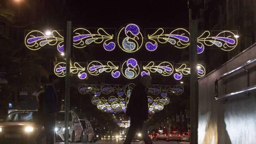 Los arcos de luces de la avenida Alfonso X El Sabio de la Navidad 2016 mezclaron colores tradicionales, como dorados y platas, con el innovador tono lila.