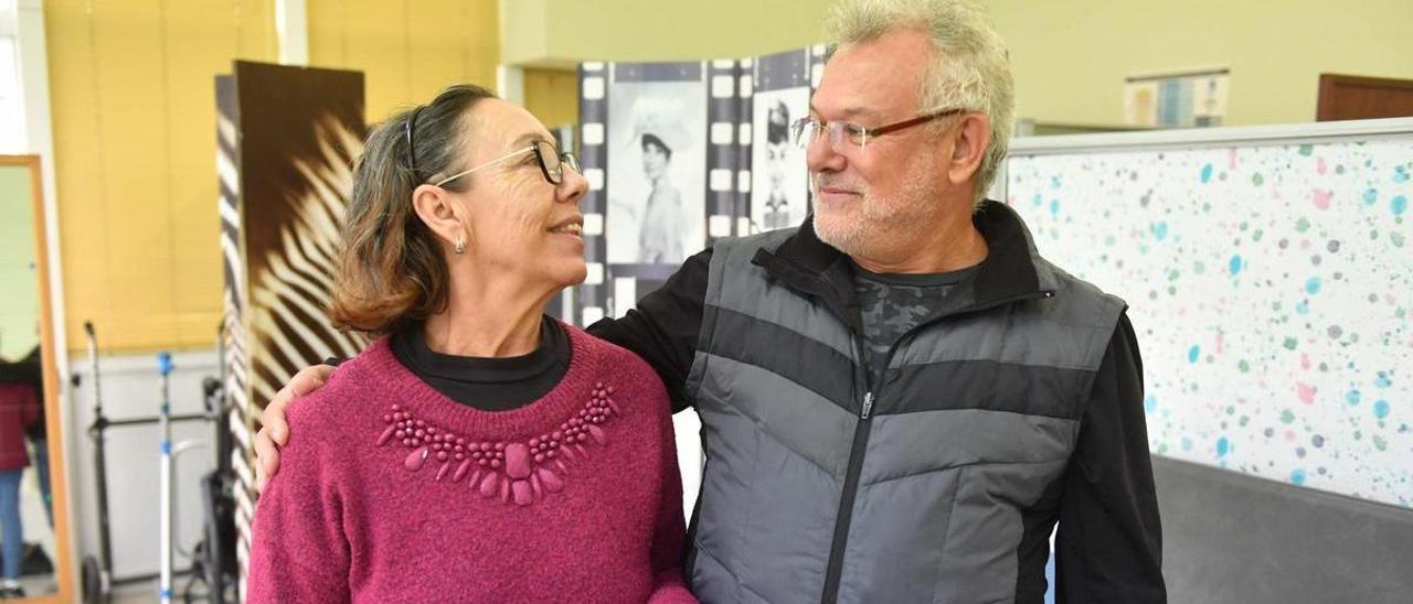 Eduardo Castro, con su mujer, María Dolores Cancela, con la enfermedad de corea de Huntington, en las instalaciones de la Fegerec, en el centro cívico de San Diego.