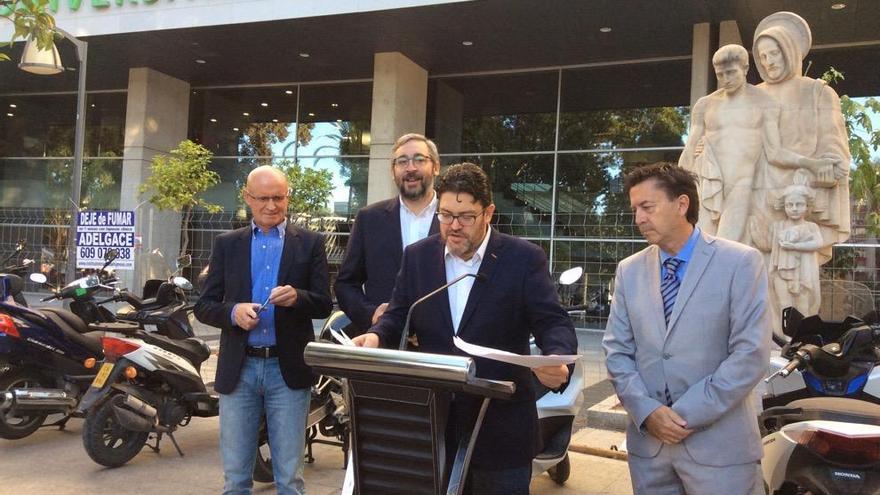 Coronado, Martínez, Sánchez y Molina durante la rueda de prensa en el Hospital Reina Sofía