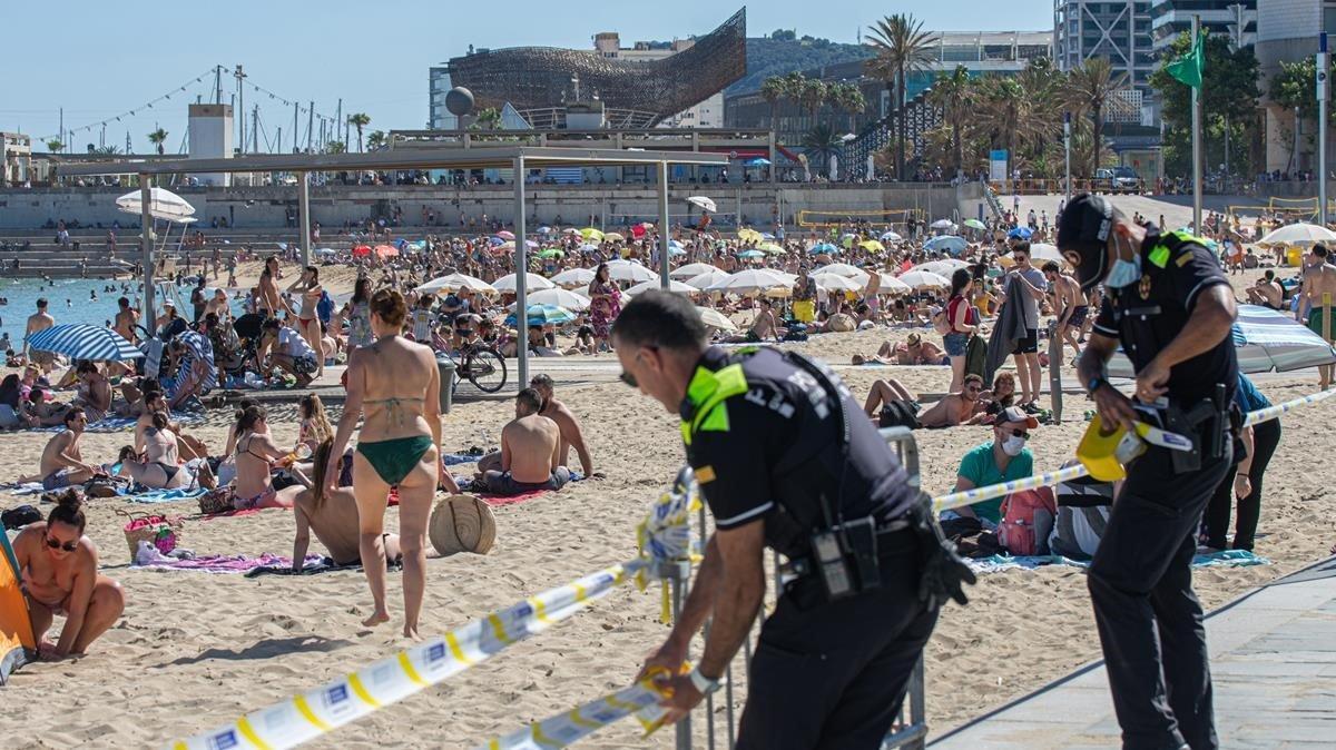 Nada más llegar, el pasado 13 de junio, a la playa de Nova Icária en Barcelona, un agente, al ver mi cámara, se me acercó para avisar de que procederían a cerrar su acceso por alcanzar el límite de aforo permitido. En sus 15 años de servicio, pocas veces había visto tantos bañistas, pero me reconocía que el mismo tenía unas ganas infinitas por disfrutar del sol y el mar.