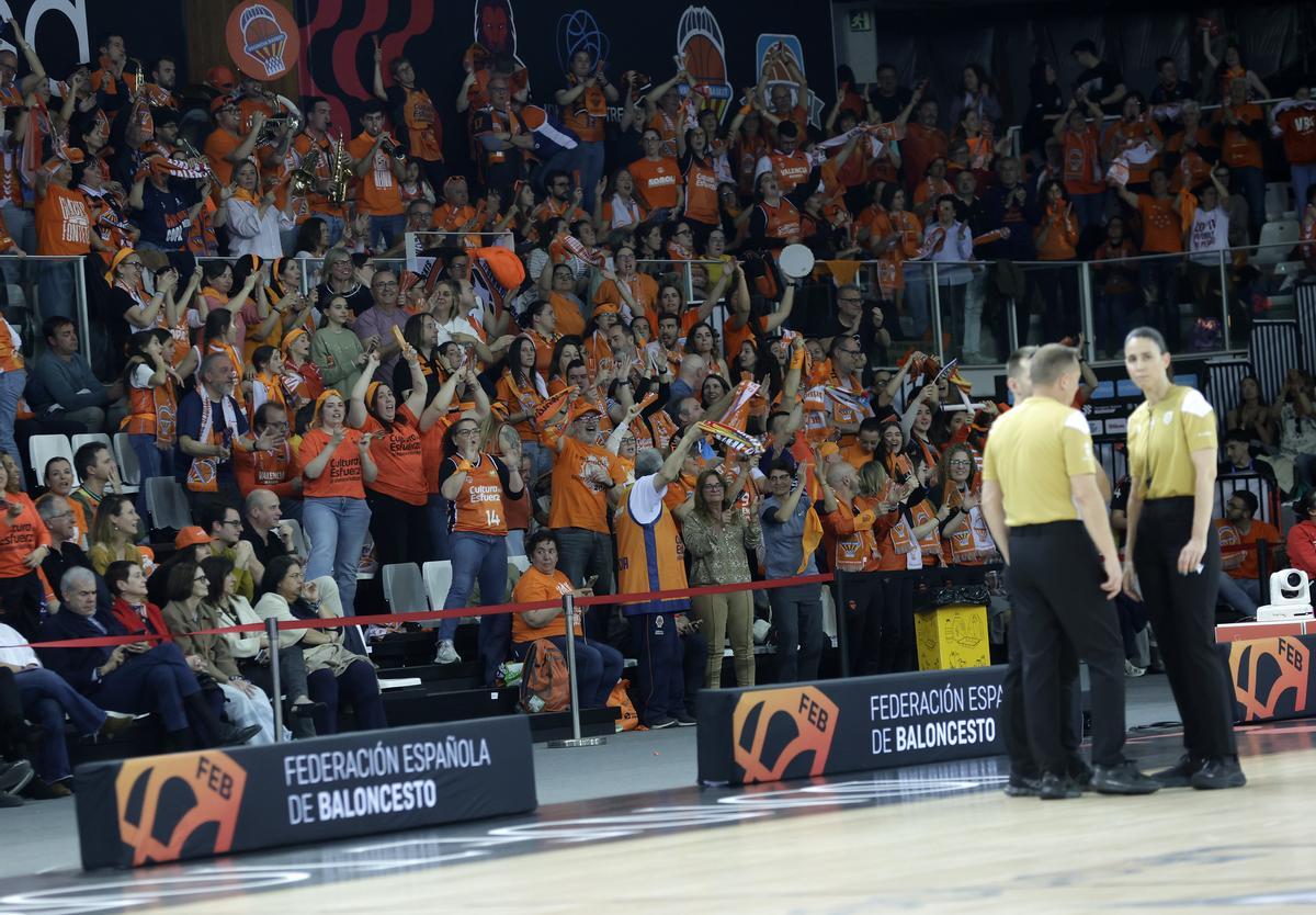Alegría en los cientos de aficionados del Valencia Basket presentes en la final de Copa.