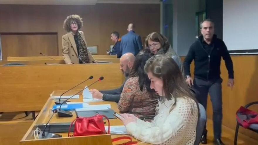 Los ediles del PP saliendo del pleno y Gestido acudiendo a la bancada del gobierno en el vídeo grabado por Iria Malvido.