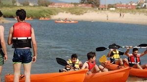 Un campamento de verano acuático con Kayaks en Madrid para el disfrute de los más pequeños durante sus vacaciones de verano 