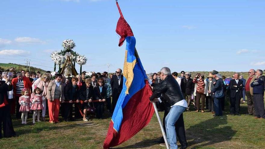 Saludo del pendón parroquial de Losacio a la Virgen del Puerto.