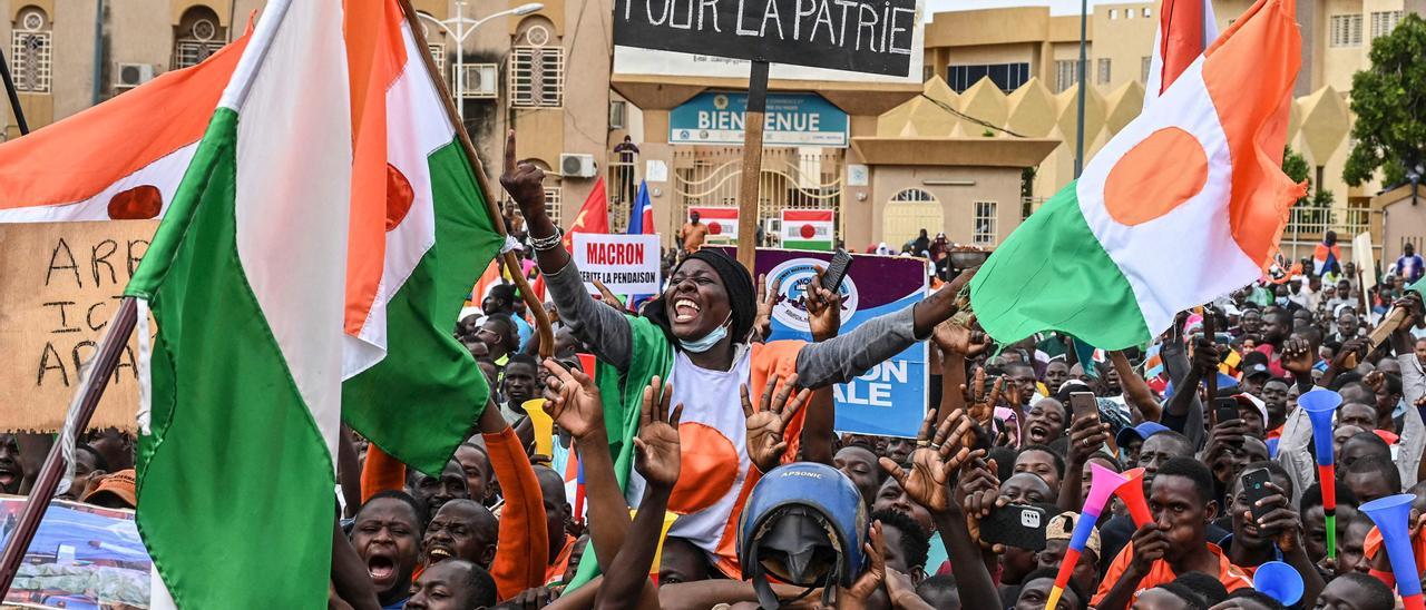 Manifestación en apoyo a la junta militar de Níger, este domingo en las calles de Niamey.