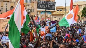 Manifestación en apoyo a la junta militar de Níger, este domingo en las calles de Niamey.