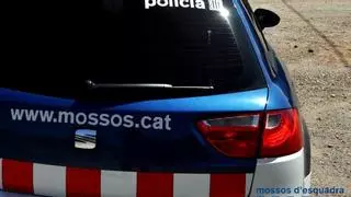 Los Mossos d'Esquadra de L'Hospitalet detienen a cuatro hombres por robar y agredir a una persona