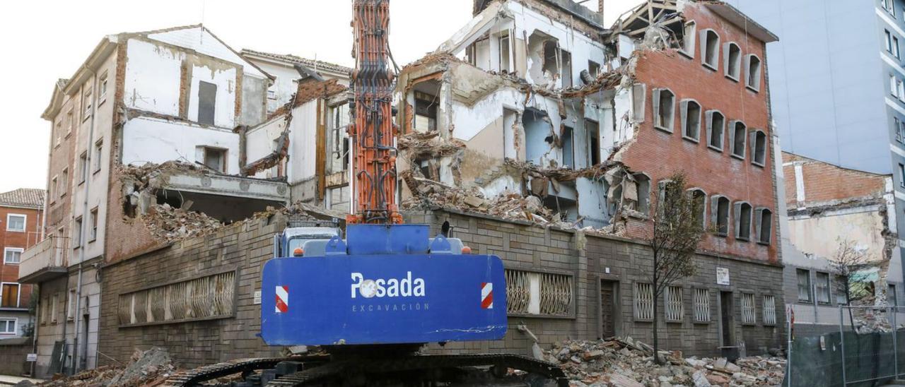 Los trabajos para derribar el antiguo Centro del Sagrado Corazón, en la avenida de Galicia.