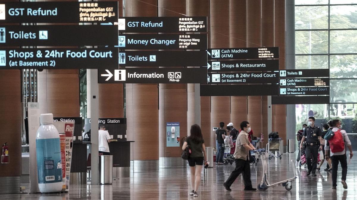 Turistas en un aeropuerto
