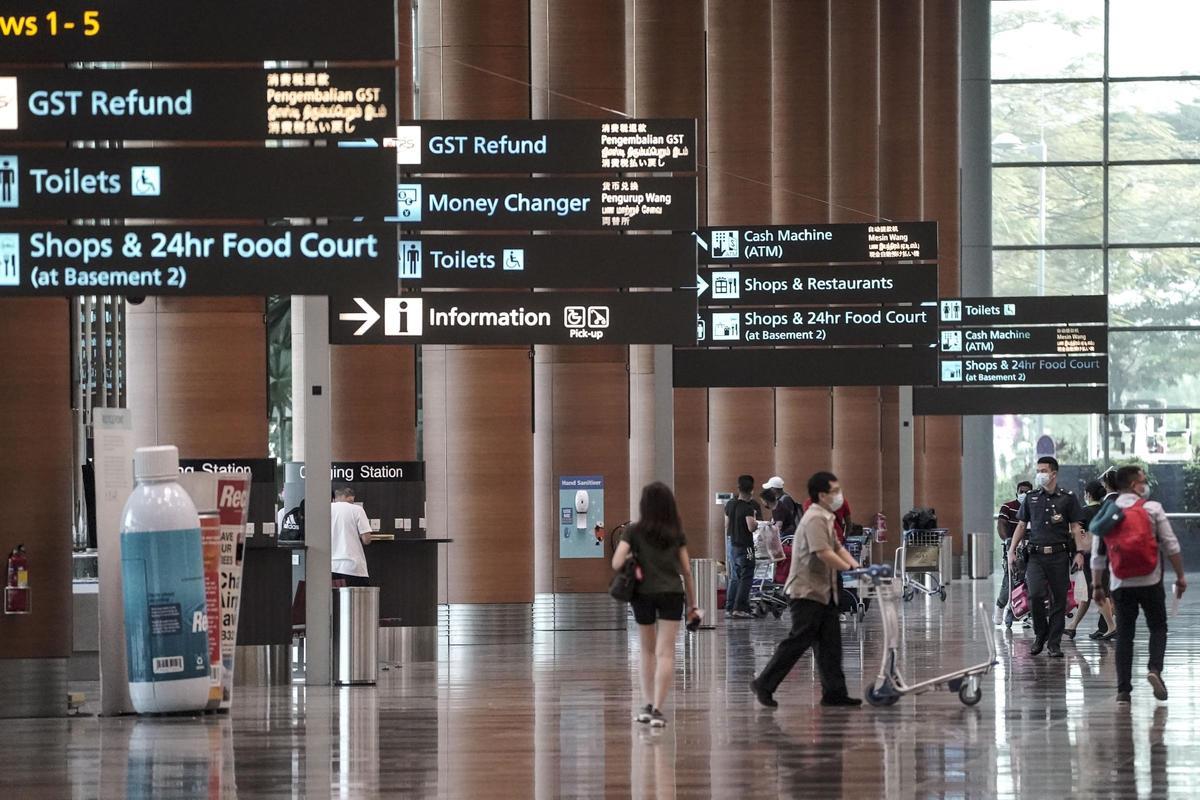 Turistas en un aeropuerto