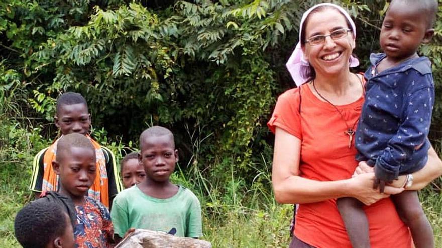 María Escarda con los niños de su pueblo del país africano de Togo. | Cedida