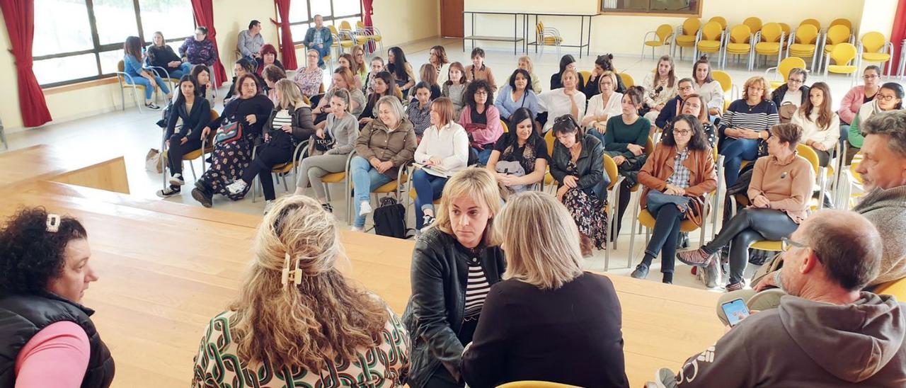 Empleados de Hiperxel en el Centro Cultural y Asociación Santa Columba de Ribadelouro.