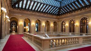 Barcelona, 01/12/2025. Politica. Imagen de la Planta Noble del Parlament, captada desde el mismo ángulo que la fotografía de 1933 que forma parte del archivo histórico de la institución. Foto: Zowy Voeten / El Periódico