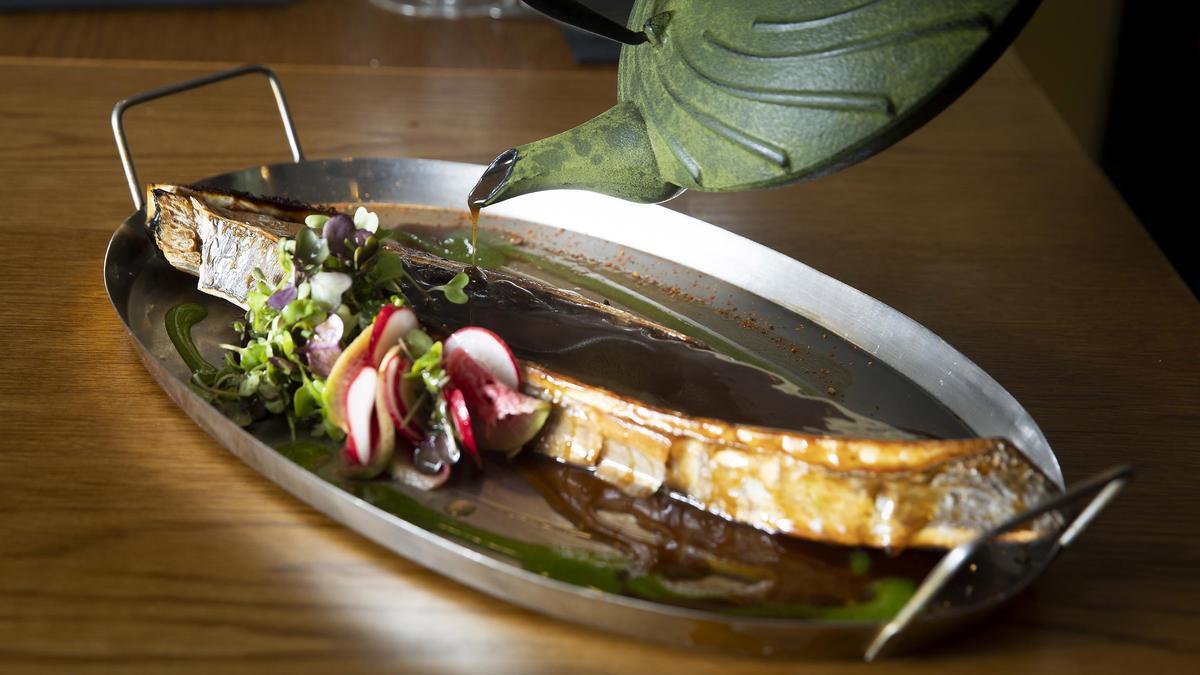 La parpatana de atún con salsa de sake y caldo de bonito seco.