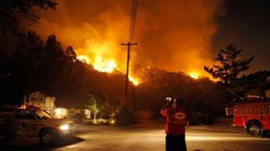 Un incendio incontrolado amenaza 10.000 viviendas al norte de Los Ángeles