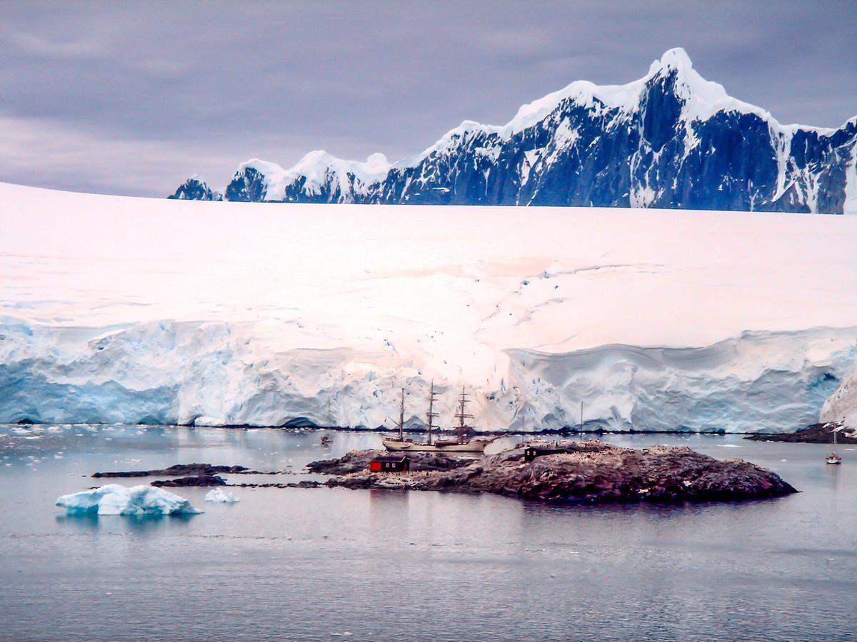 Montañas cubiertas de nieve y paisajes helados de Port Lockroy, Antártida