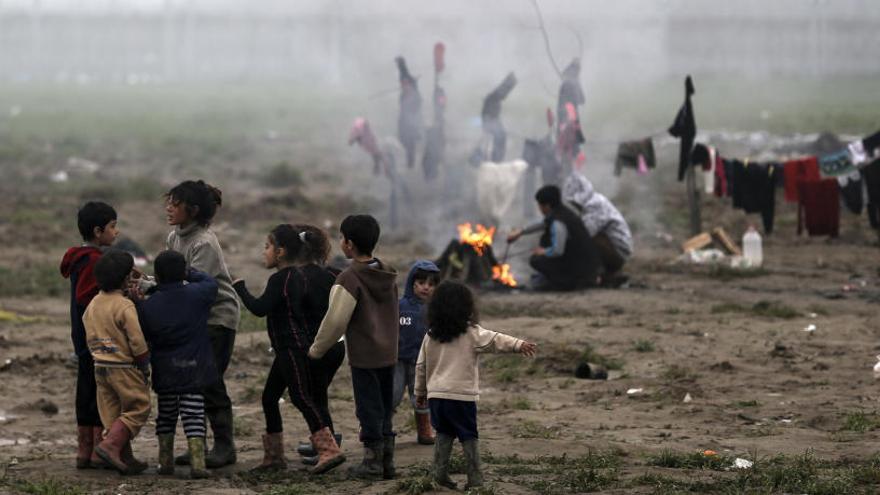 Niños juegan en un campamento de refugiados.