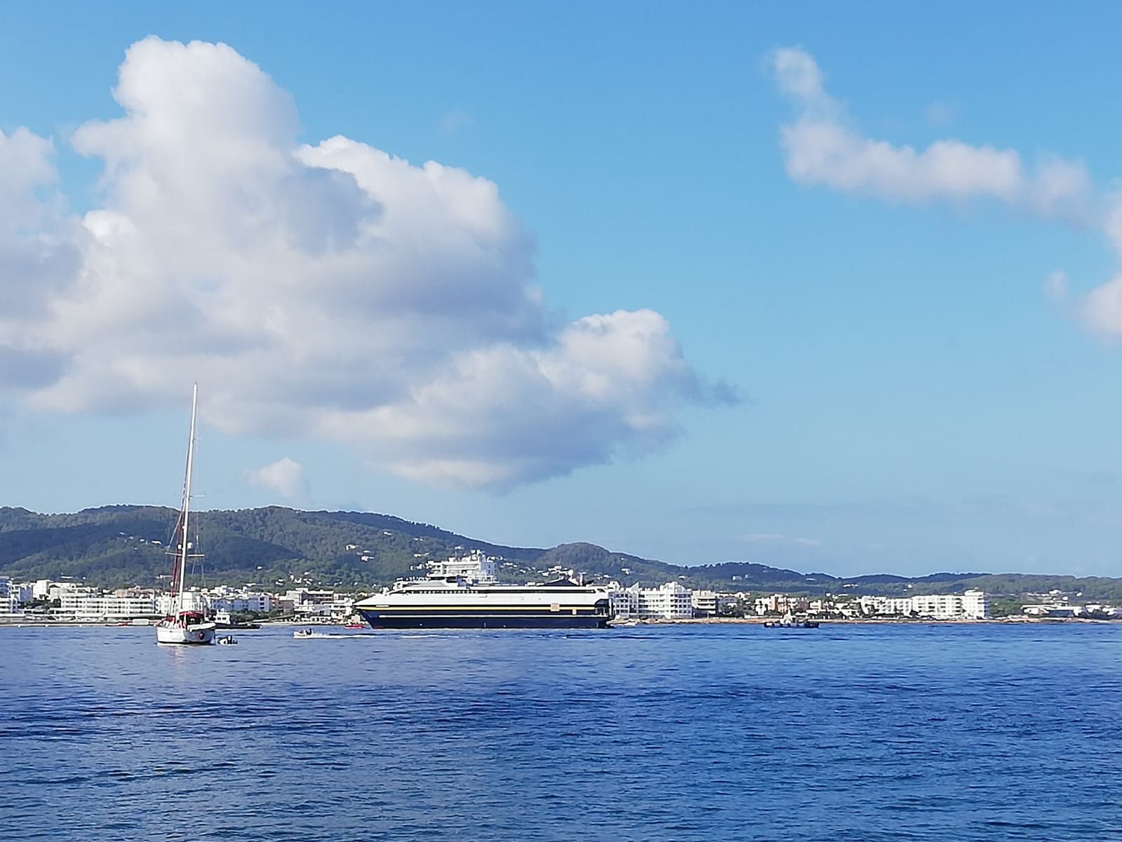 El carguero 'Red Zed 1' libera los bueques de Trasmapi en la bahía de Sant Antoni