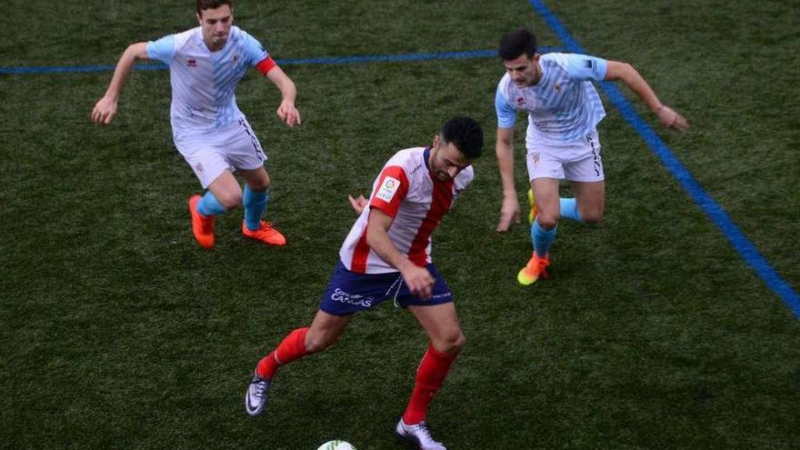 Un futbolista del Alondras es presionado por dos jugadores del Compostela en un duelo anterior. // G.N.