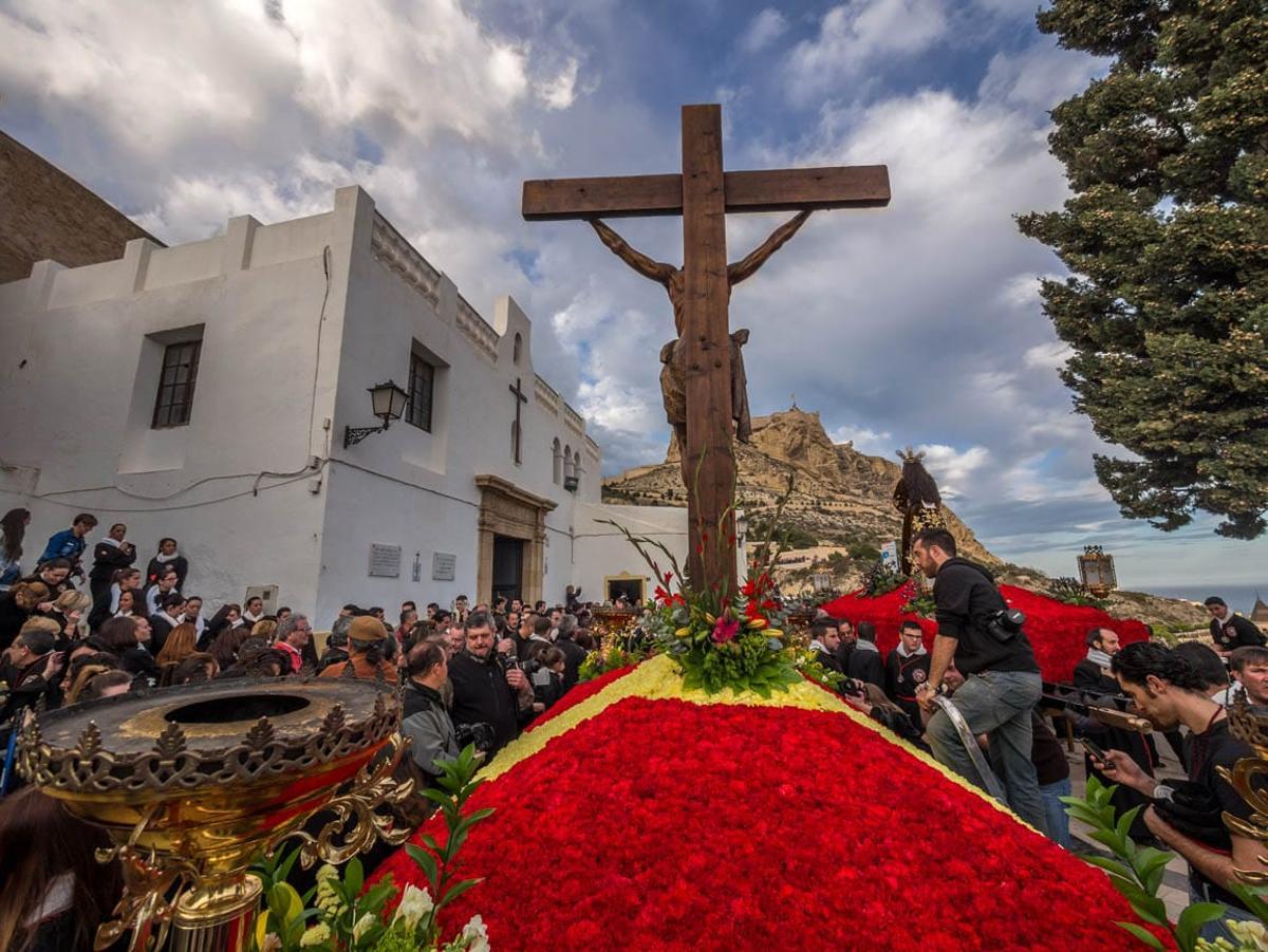 Una de las peculiaridades de la Semana Santa de Alicante radica en las diferencias que se establecen en el conjunto de sus procesiones