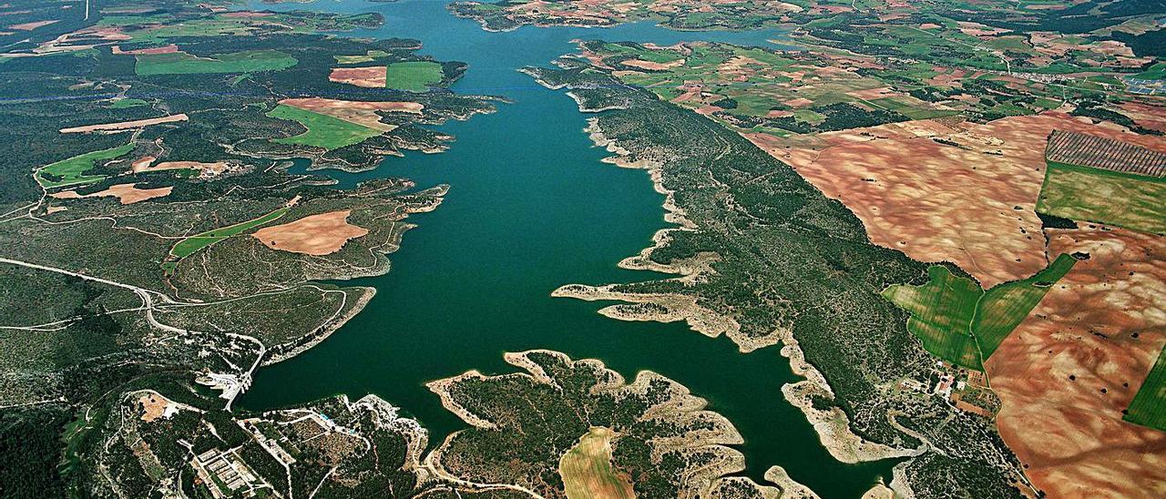 Imagen aérea del pantano de Alarcón, con su presa en la parte inferior.  | LEVANTE-EMV