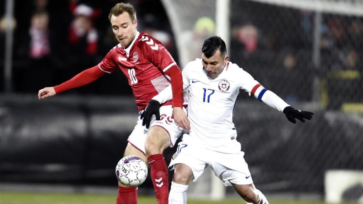 Medel y Eriksen disputando un balón