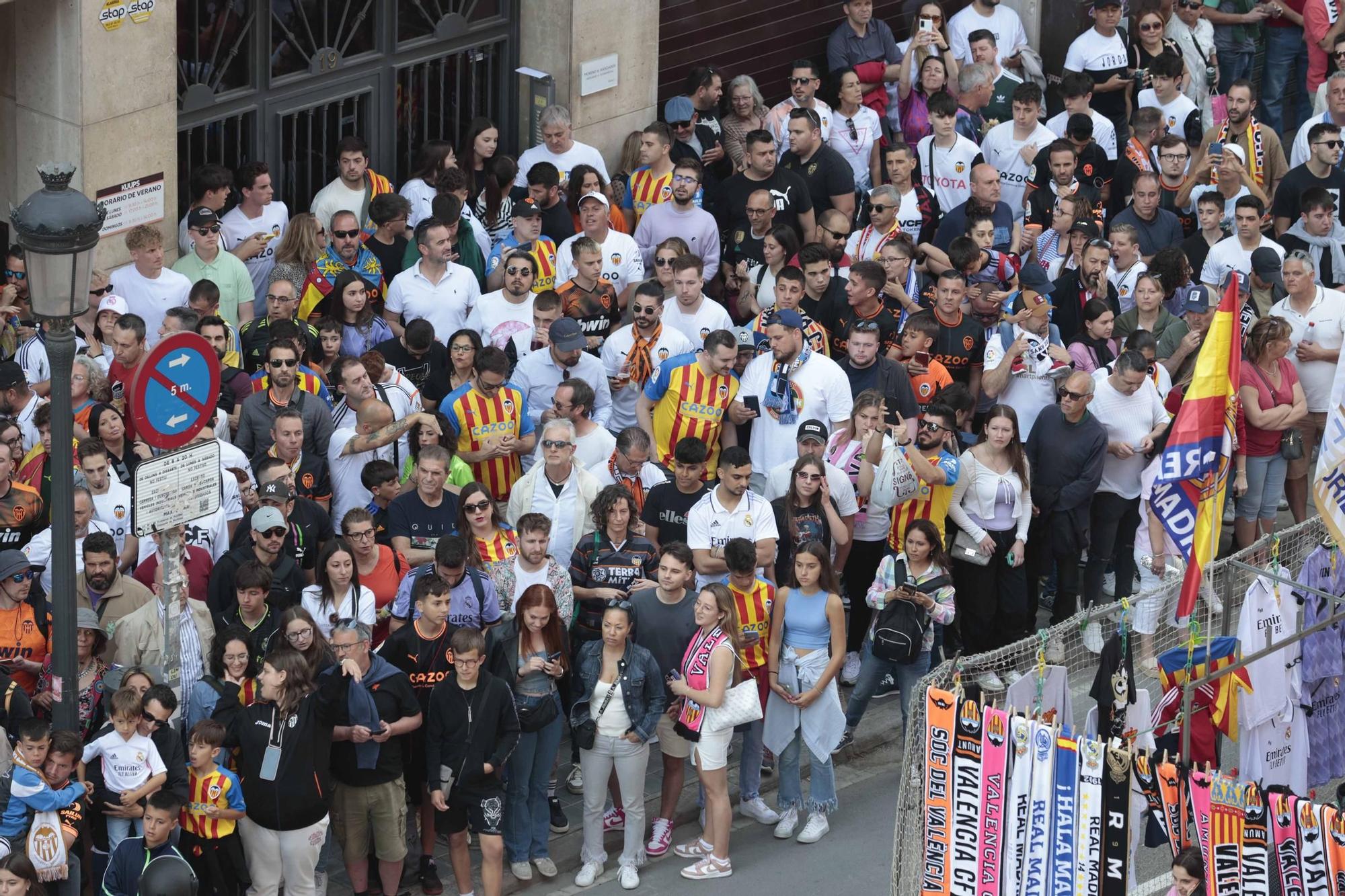 Ambientazo en la llegada de los equipos