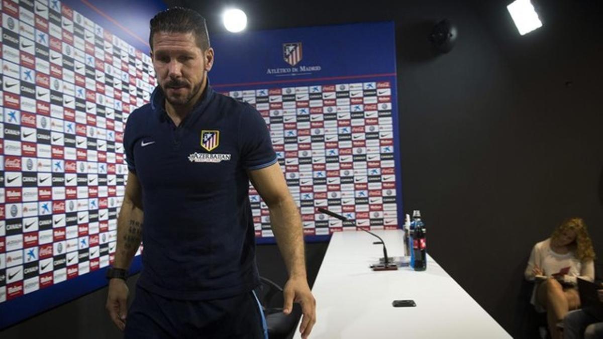 Simeone, tras acabar la rueda de prensa en el Cerro del Espino.