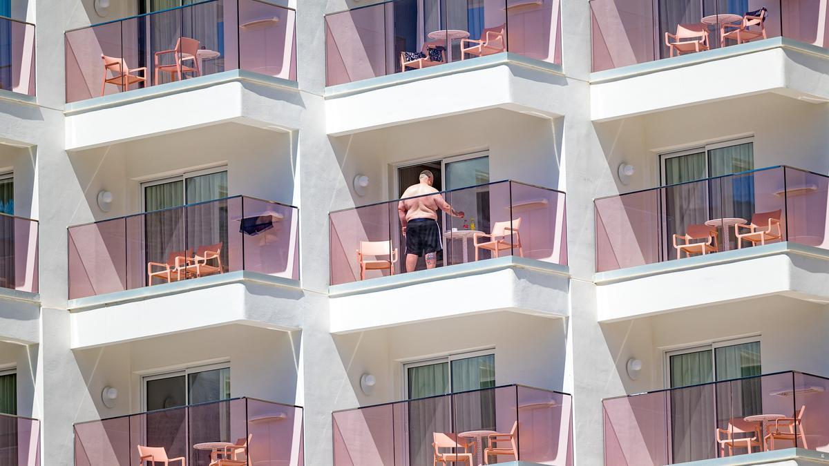 Un turistas británico en la terraza de su hotel