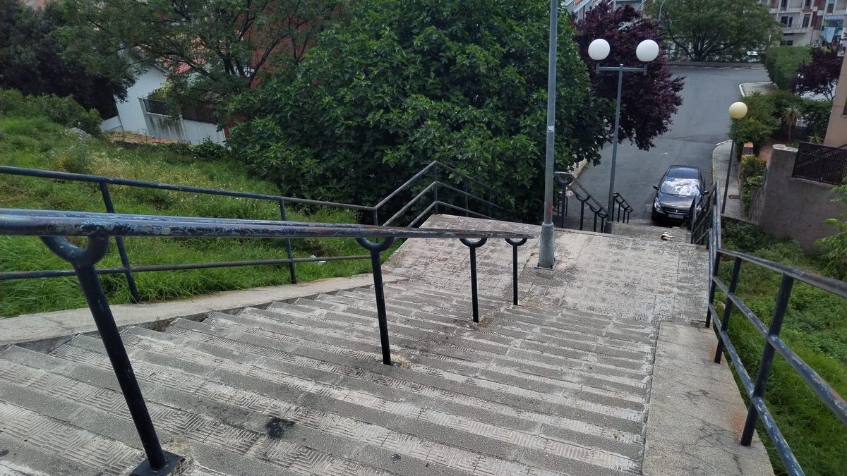 Escaleras por las que empujaron a un vendedor de la ONCE de Plasencia para robarle.
