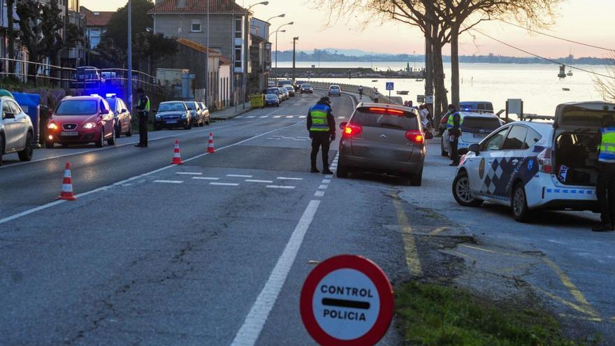 La Policía Local detiene a un cambadés de 35 años que escondía en su coche dos armas de fuego