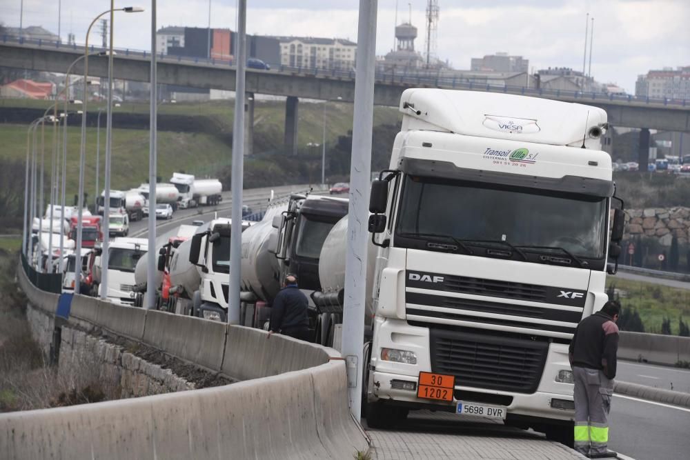 Varias veces al mes los transportistas ocupan las aceras mientras esperan para entrar a CLH.