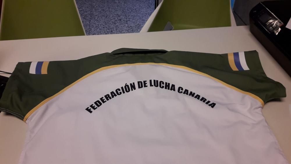 La bandera de Canarias, presente en las indumentarias.