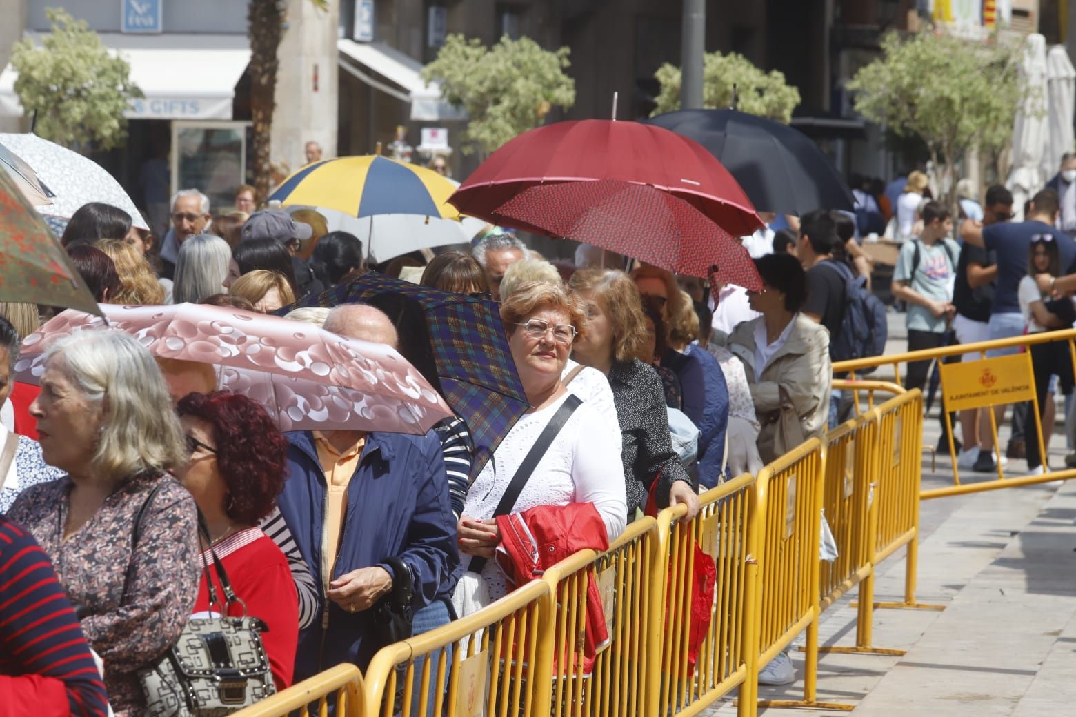 Comienza el Besamanos a la virgen pese al mal tiempo