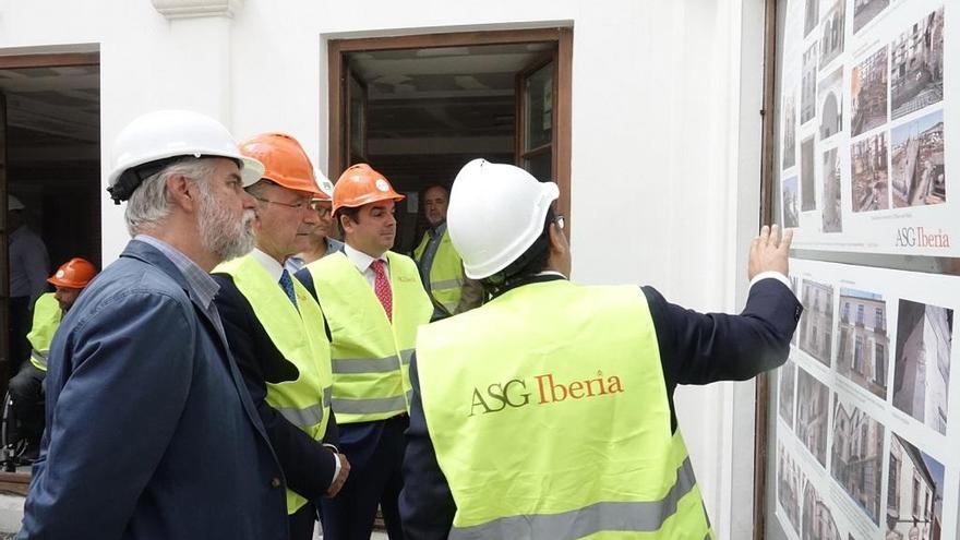 El alcalde de Málaga, Francisco de la Torre, visitó este miércoles las obras del hotel.