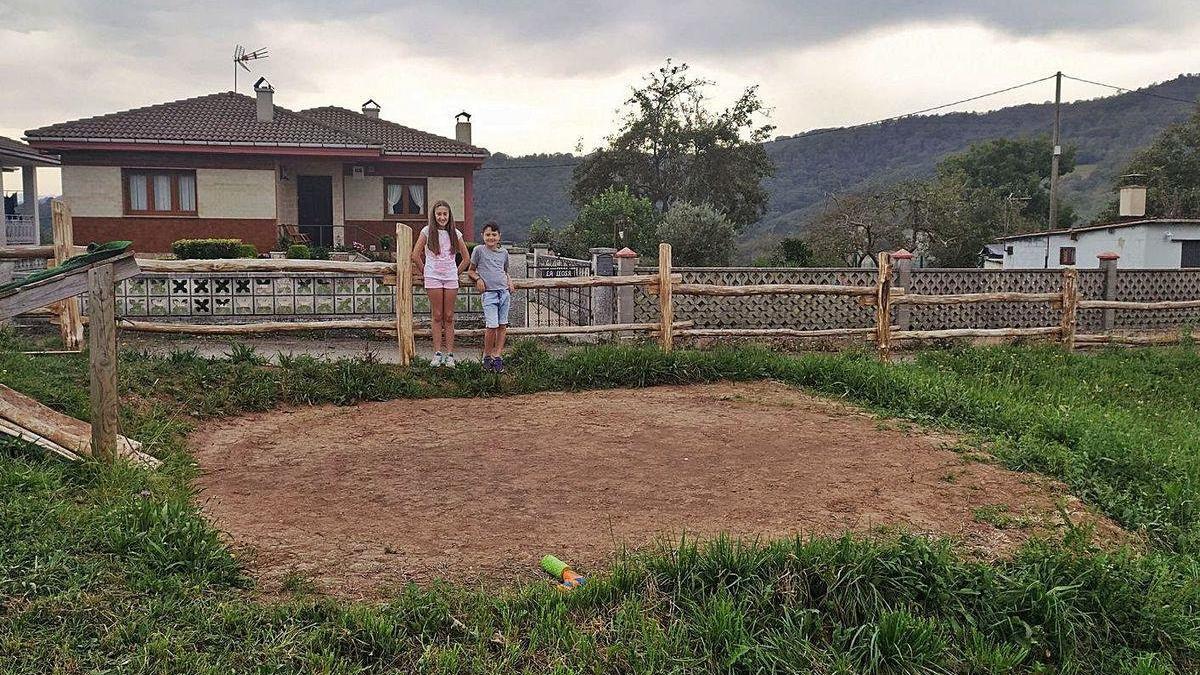 Los niños usuarios de la piscina, ante el agujero donde estaba la instalación antes del robo.