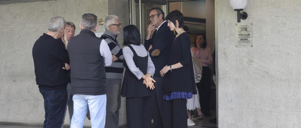 Despedida al docente e ilustrador de FARO en el cementerio vigués de Pereiró | ALBA VILLAR