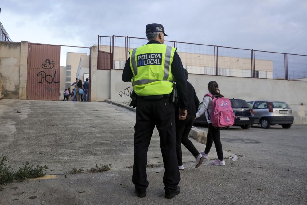 El colegio Anselm Turmeda de Palma, tomado por la Policía