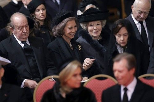 Los reyes don Juan Carlos y doña Sofía, durante el funeral de la reina Fabiola de Bélgica