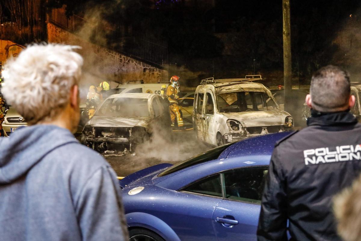 Imágenes del incendio de coches en Alcoy