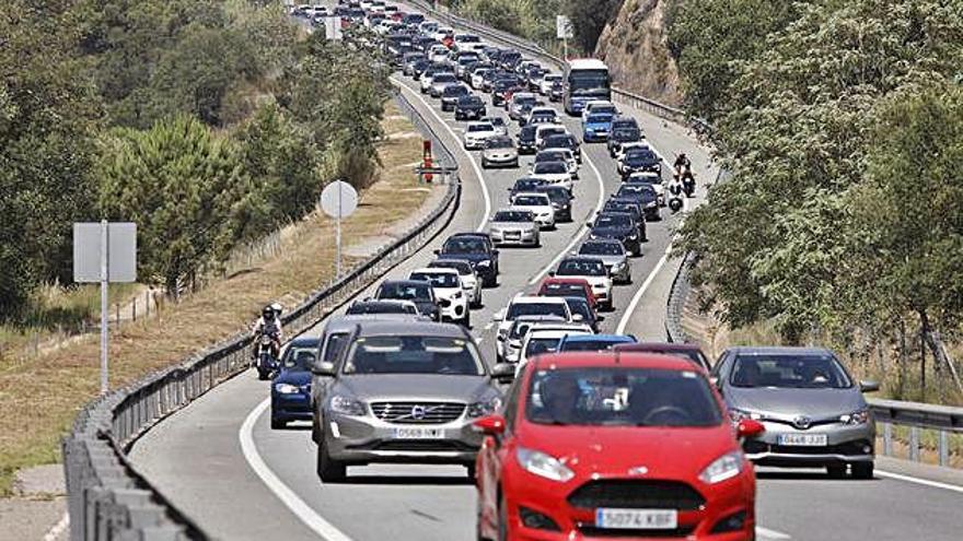 Cua de cotxes, en un dia assolellat, per accedir a la Costa Brava.