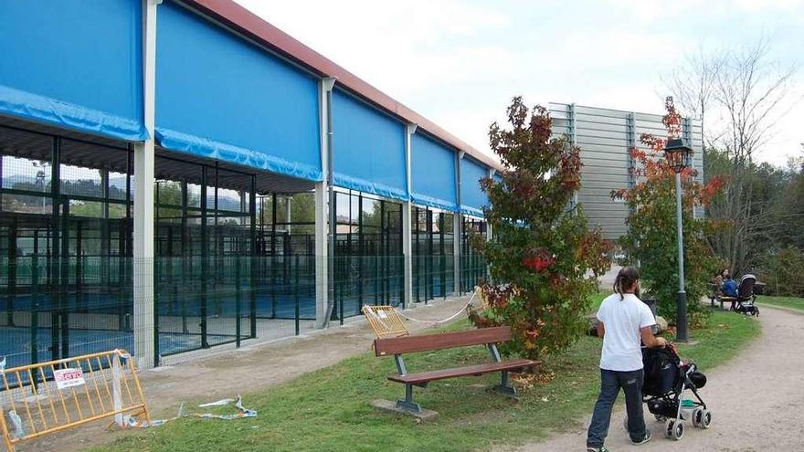 Exterior de las nuevas pistas de pádel del complejo de Santa Mariña, con las obras ya finalizadas.  // FdV